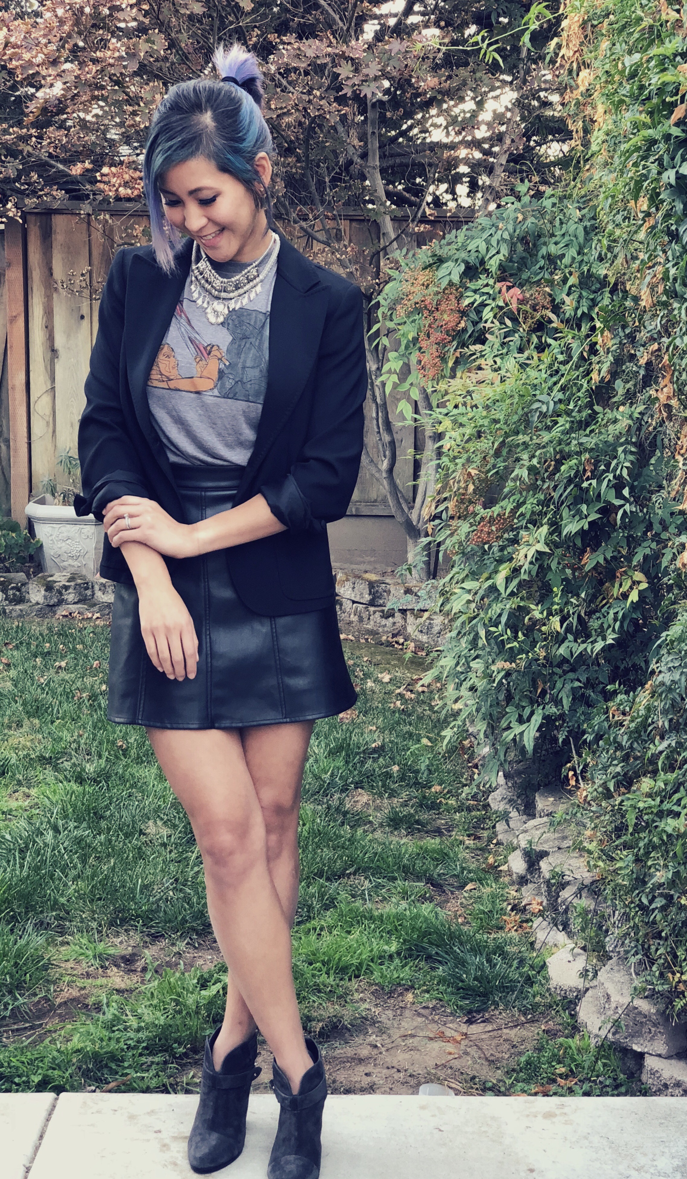 How to wear graphic tee and blazer outfit